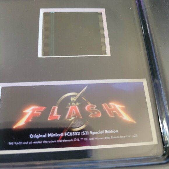 DC Comics – The Flash  7” x 5” MiniCell - Picture 3 of 9